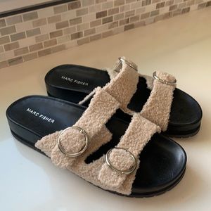 Cozy sandal with silver buckles